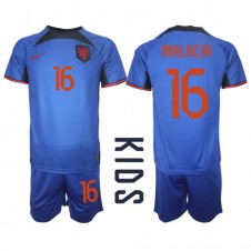 Nederländerna Tyrell Malacia #16 Bortaställ Barn VM 2022 Korta ärmar (+ Korta byxor)